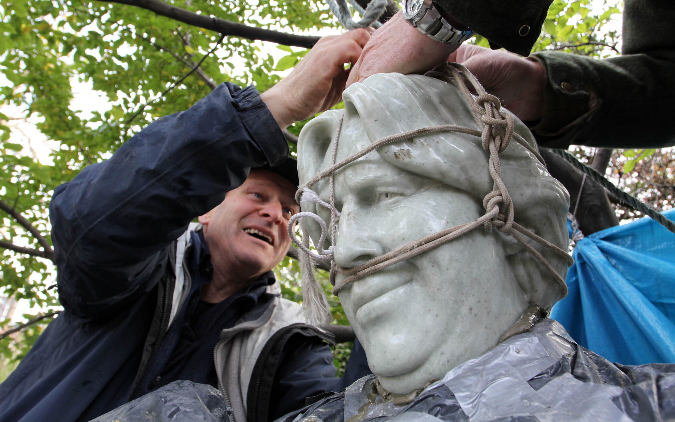 Artist Danny Osborne attaching head of Oscar Wilde Memorial in Dublin, photo by Nick Bradshaw